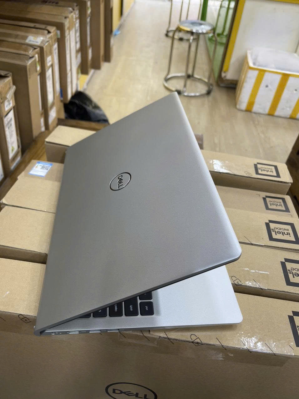 Dell 3511 - góc nắp máy